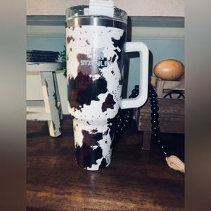 Stanley cow print 40oz